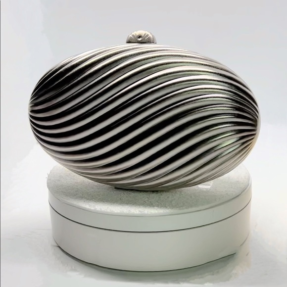 Carla Marchi Handbags - Vintage Carla Marchi Art Deco Metal Evening Clutch w/Crossbody Chain